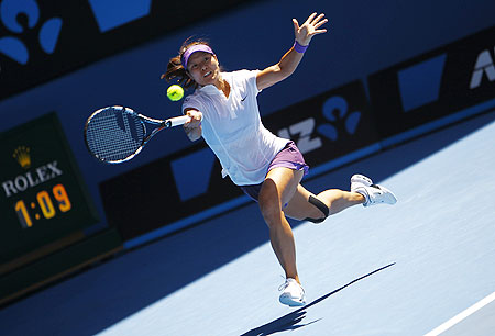 Li Na in action during her semi-final against Maria Sharapova