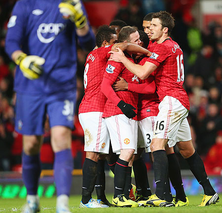 Manchester United'S Wayne Rooney celebrates with teammates after scoring against Southampton on Wednesday