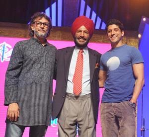 Milkha Singh is flanked by 'Bhaag Milkha Bhaag' director Rakeysh Omprakash Mehra and actor Farhan Akhtar