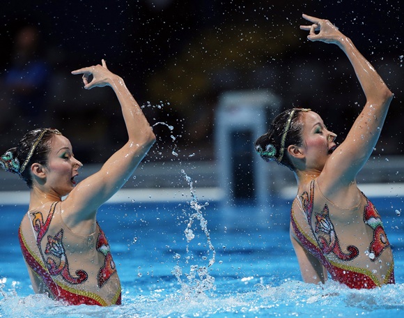 China's Jiang Tingting and Jiang Wenwen perform in the synchronised swimming duet technical routine final