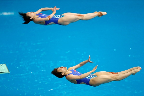 China's Wu Minxia and Shi Tingmao perform a dive at the women's synchronised 3m springboard final