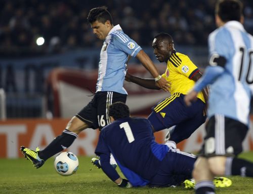 Argentina's Sergio Aguero (L) tries to score as Colombia's David Ospina (1) and Luis Perea (2nd R) look on during their 2014 World Cup qualifying soccer match in Buenos Aires