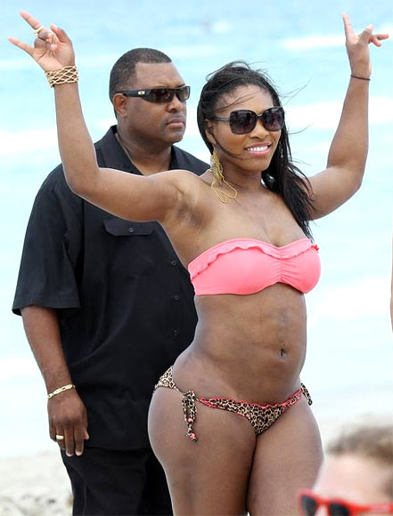 Serena Williams shows off bikini body on holiday