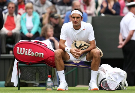 Roger Federer takes a break during his match against Sergiy Stakhovsky 