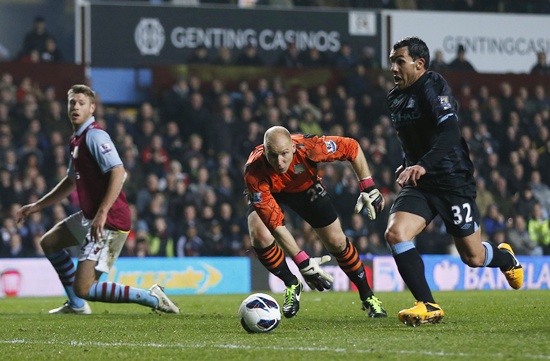 Manchester City's Carlos Tevez (right) goes past Aston Villa goalkeeper Brad Guzan (centre) to score