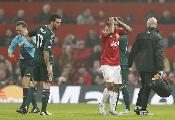 Manchester United's Luis Nani (second right) reacts after being sent off