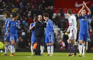Chelsea's interim manager Rafael Benitez (centre) gestures to his players