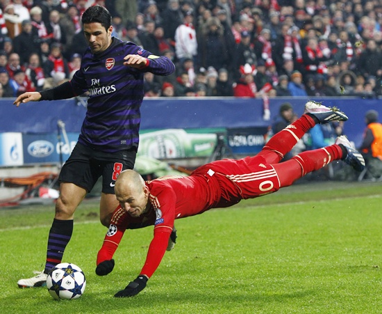 Bayern Munich's Arjen Robben dives next to Arsenal's Mikel Arteta (left)