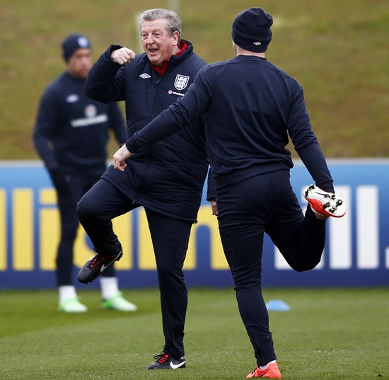 England manager Roy Hodgson (left) speaks with Wayne Rooney