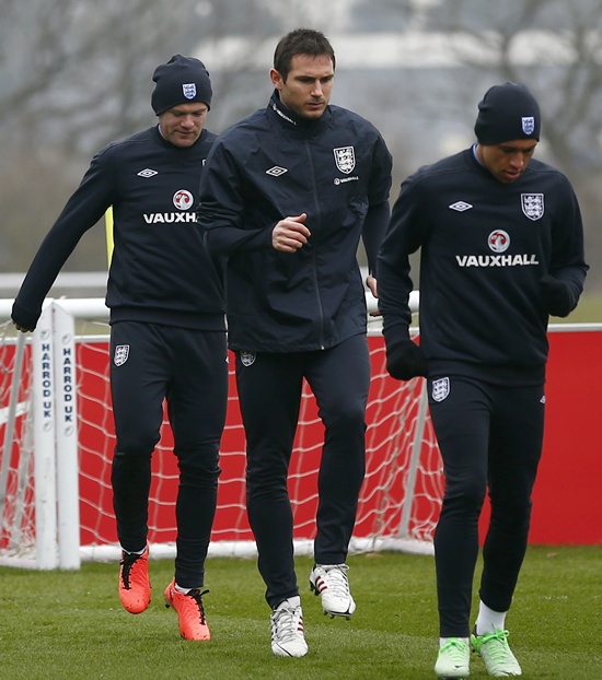 England's Wayne Rooney (left), Frank Lampard (centre) and Alex Oxlade-Chamberlain warm up during a training session