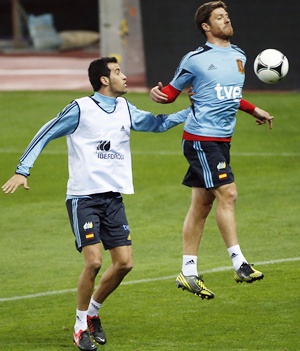 Spain's Xabi Alonso (right) and Sergio Busquets