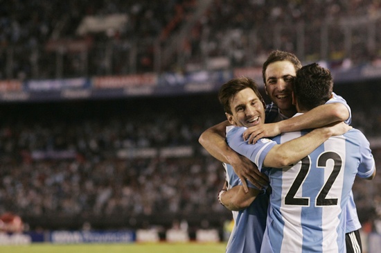 Argentina's Gonzalo Higuain (centre) celebrates with teammates Lionel Messi (left) and Ezequiel Lavezzi