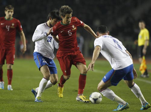 Azerbaijan's Afran Ismailov (2nd L) and Mahir Shukurov (R) fight for the ball with Portugal's Fabio Coentrao (2nd R) during their 2014 World Cup qualifying soccer match