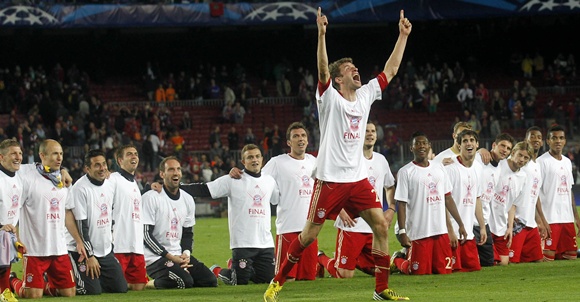 Bayern Munich's Thomas Mueller (centre) celebrates with his teammates