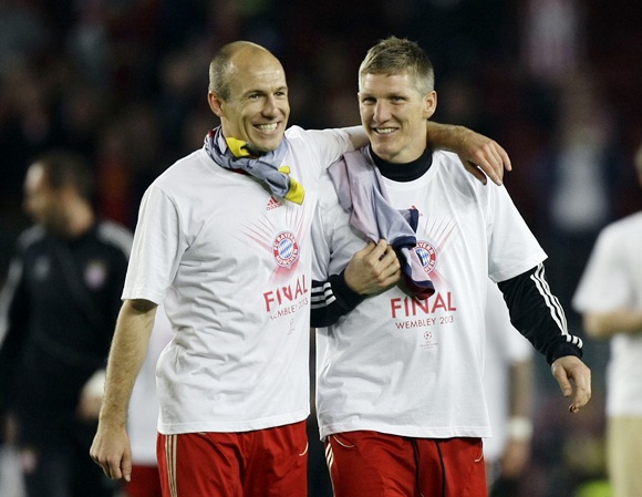 Bayern Munich's Arjen Robben and Bastian Schweinsteiger (right) celebrate