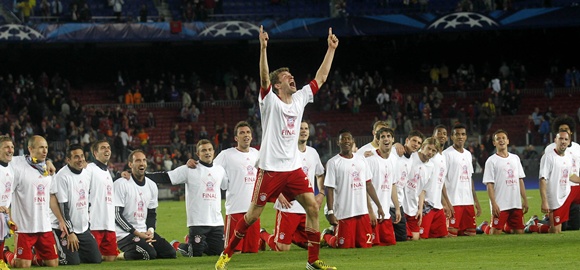 Bayern Munich's Thomas Mueller (centre) celebrates with his teammates