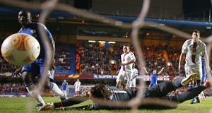 Chelsea's Victor Moses (left) scores