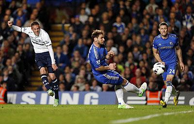 Tottenham Hotspur's Gylfi Sigurdsson (left) scores during their English Premier League match against Chelsea at Stamford Bridge on Wednesday