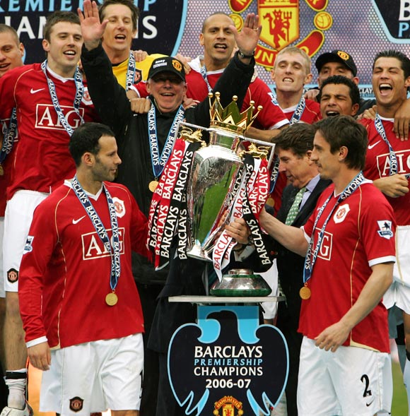 Alex Ferguson celebrates with team after winning the Premier League title in 2007