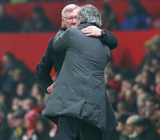 Alex Ferguson speaks to Jose Mourinho