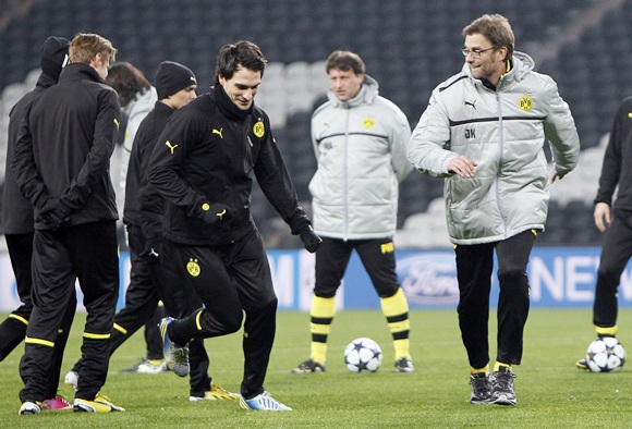 Borussia Dortmund's coach Juergen Klopp (right) watches his player