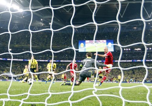 Bayern Munich's Arjen Robben (R) shoots to score past Borussia Dortmund's goalkeeper Roman Weidenfeller (2nd R) during their Champions League Final soccer match at Wembley Stadium