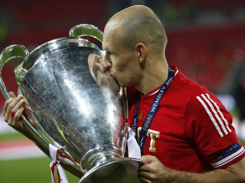 ayern Munich's Arjen Robben kisses the trophy after defeating Borussia Dortmund in their Champions League Final soccer match at Wembley Stadium