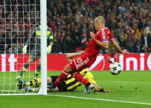 Neven Subotic of Borussia Dortmund (L) clears the ball off the line as Arjen Robben of Bayern Muenchen attempts a shot during the UEFA Champions League final match between Borussia Dortmund and FC Bayern Muenchen at Wembley Stadium