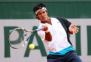 Somdev Devvarman plays a forehand against Daniel Munoz-De La Nava in first round of the French Open at Roland Garros on Sunday