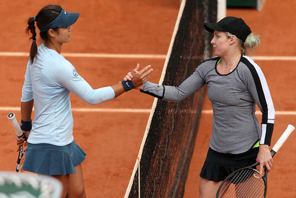 Na Li of China congratulates Bethanie Mattek-Sands of United States of America on victory