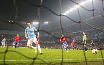 Alvaro Negredo scores the fourth goal for Manchester City