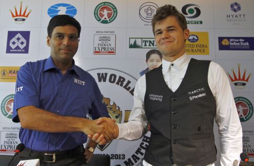 India's Viswanathan Anand (L) shakes hands with Norway's Magnus Carlsen