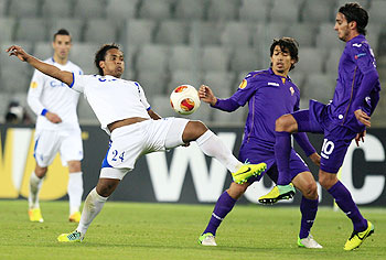 Pandurii Targu-Jiu's Eric Pereira (left) challenges Fiorentina's Alberto Aquilani (right) and Matias Fernandez during their Europa League match in Cluj Napoca on Thursday