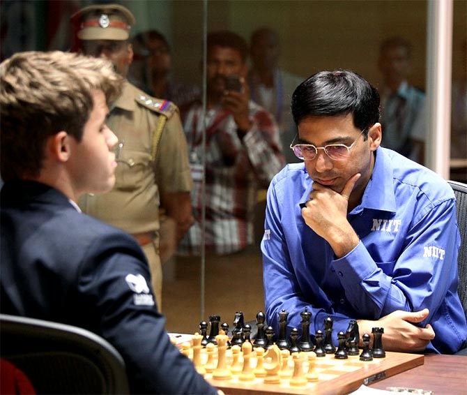 Viswanathan Anand (right) in action against Magnus Carlsen