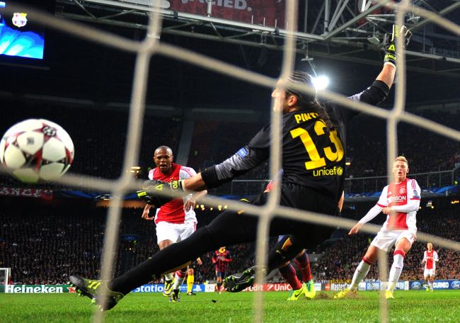 Ajax Amsterdam's Thulani Serero (L) scores past Barcelona's goalkeeper Jose Manuel Pinto (C) during their Champions League group H soccer match
