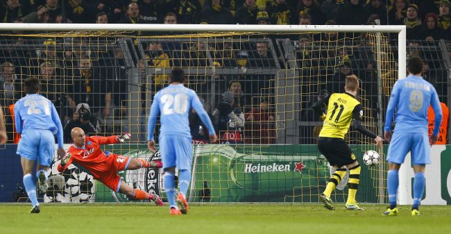 Borussia Dortmund's Marco Reus (2R) scores a penalty goal against Napoli's goalkeeper Pepe Reina