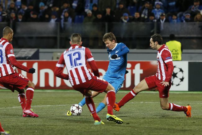 Zenit St Petersburg's Oleg Shatov (2nd R) shoots as Atletico Madrid's Juanfran (R) and Toby Alderweireld (2nd L) attempt to block him during the Champions League soccer match
