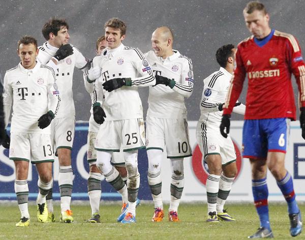 Bayern players celebrate a goal by Mario Gotze