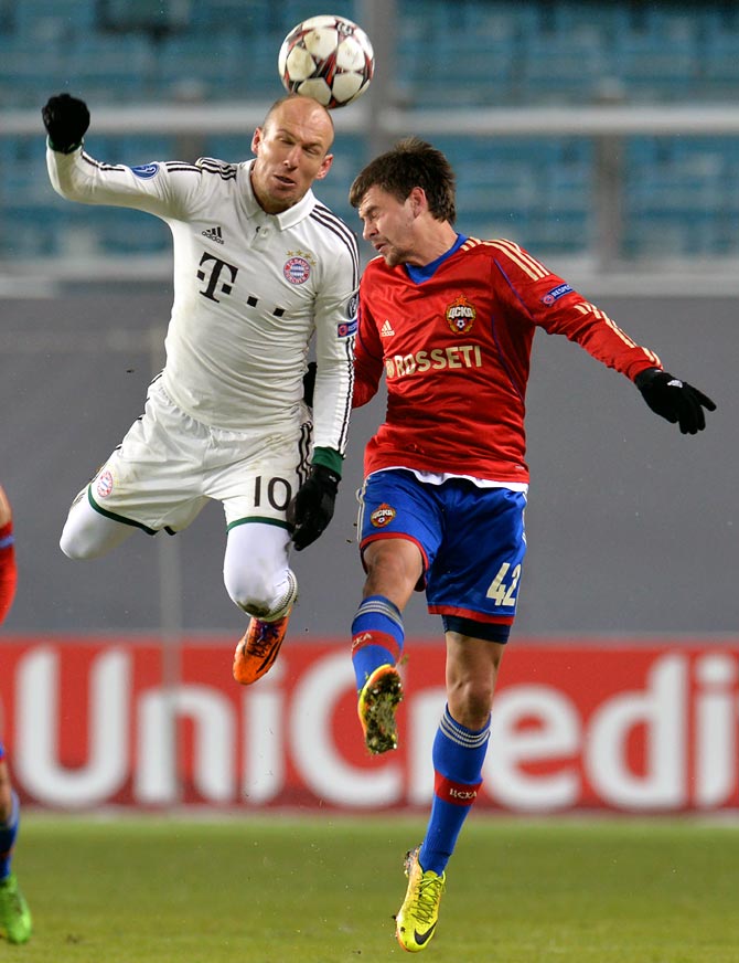 Bayern Munich's Arjen Robben clashes against Georgi Schennikov (right) of CSKA Moscow