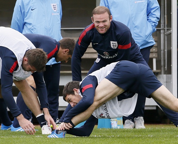 England's Wayne Rooney (right top) and Leighton Baines (bottom) take part in a training session