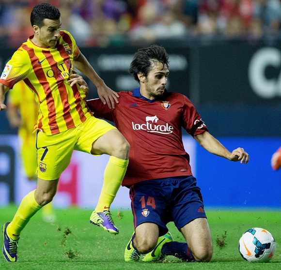 Pedro Rodriguez Ledesma (left) of FC Barcelona competes for the ball with Alejandro Arribas Garrido of CA Osasuna