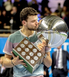 Dimitrov upsets Ferrer to win maiden tour title