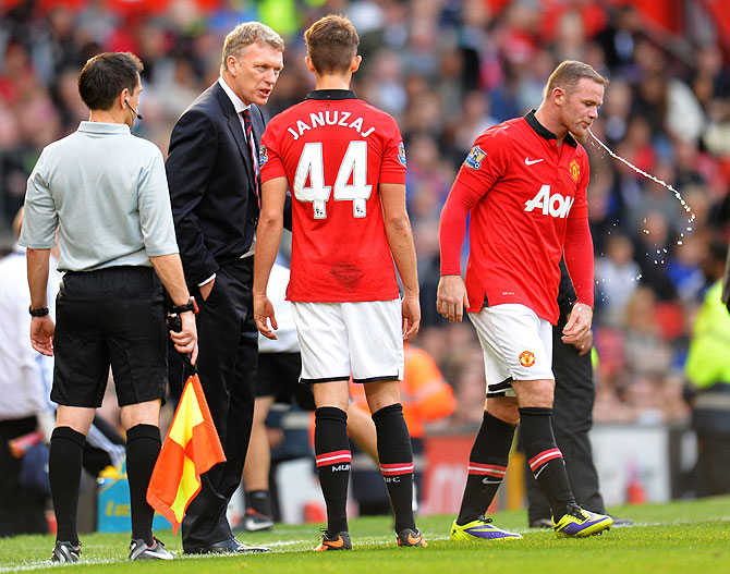 David Moyes the Manchester United manager speaks with Adnan Januzaj and Wayne Rooney