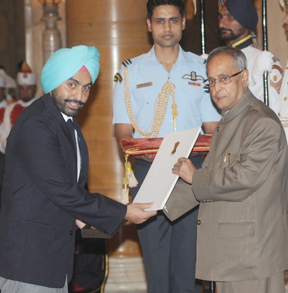 President Pranab Mukherjee presents the Rajiv Gandhi Khel Ratna Award to Ronjon Sodhi