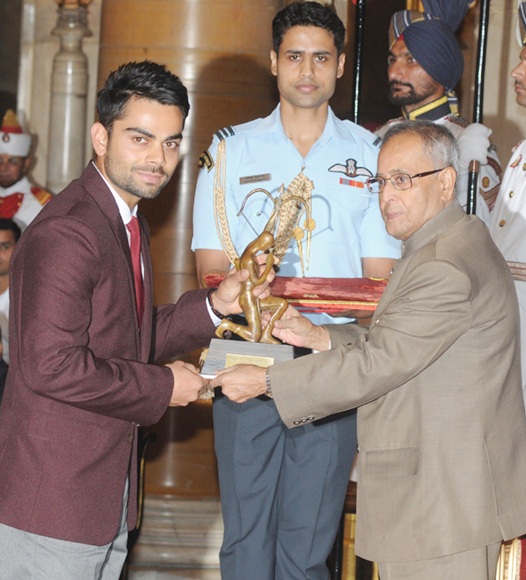 President Pranab Mukherjee presents the Arjuna award to Virat Kohli