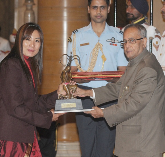 President Pranab Mukherjee presents the Arjuna award to archer Chekrovolu Swuro