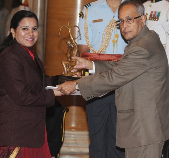 President Pranab Mukherjee presents the Arjuna award to Saba Anjum