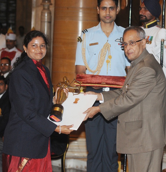 President Pranab Mukherjee presents the Dronacharya award to Poornima Mahato