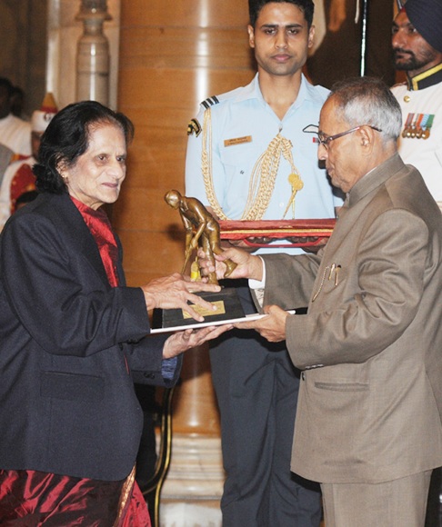President Pranab Mukherjee presents the Dhyan Chand award to Mary D'Souza Sequeira