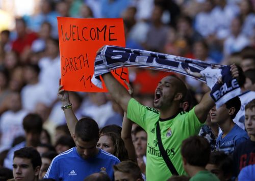 Real Madrid fans welcome Gareth Bale on his arrival to Real Madrid club